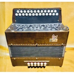 Saltarelle Nuage Csharp/D And B/C 3 Voice Swing Tuned Accordion Used